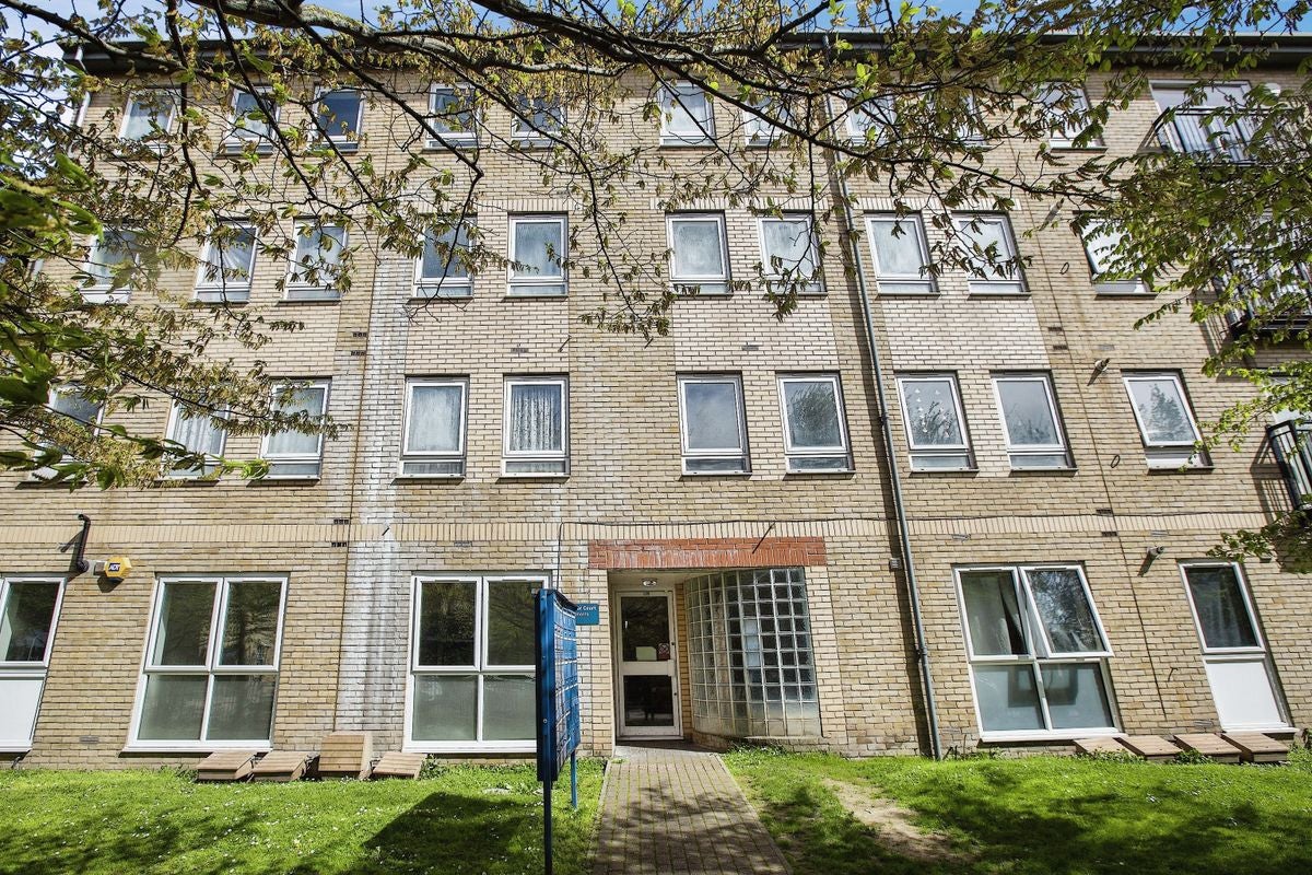 Flat Gascoigne Road in Greater London