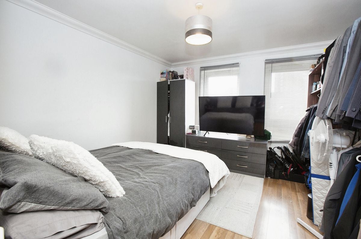 Flat Gascoigne Road in Greater London