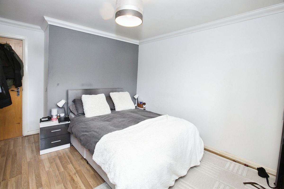 Flat Gascoigne Road in Greater London