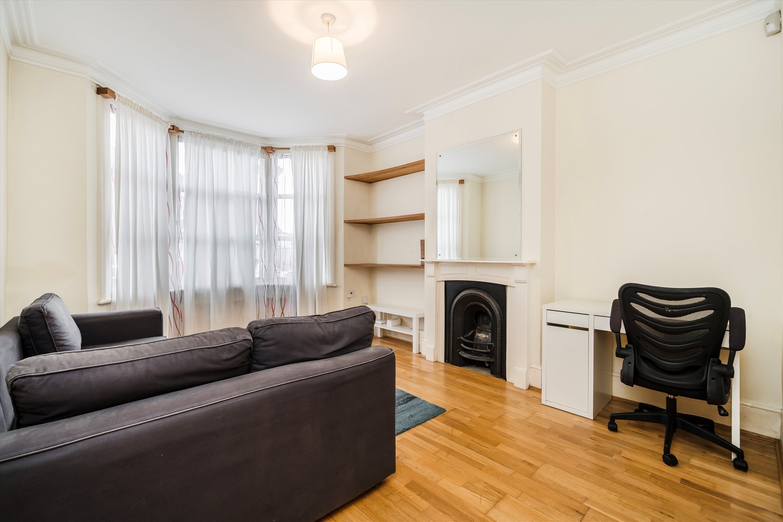 Flat Villiers Road in Greater London