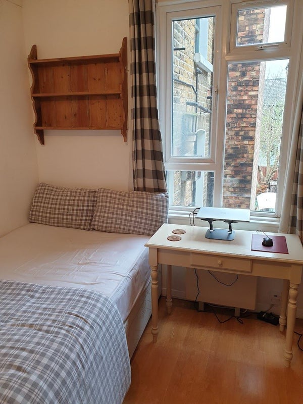 Flat Davisville Road in Greater London