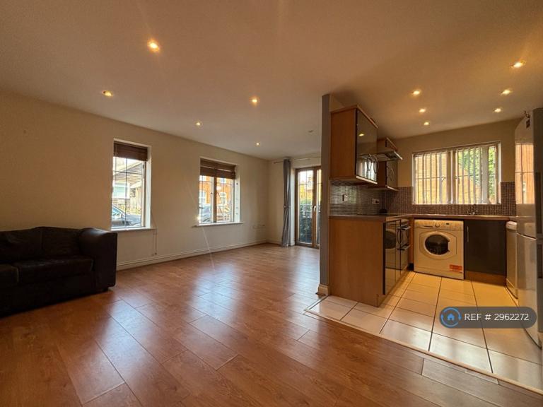 Flat Trinity Lane in Hinckley and Bosworth
