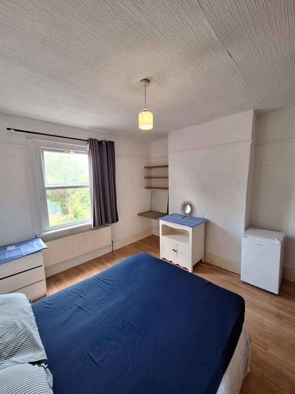 Room Bensham Manor Road in Greater London
