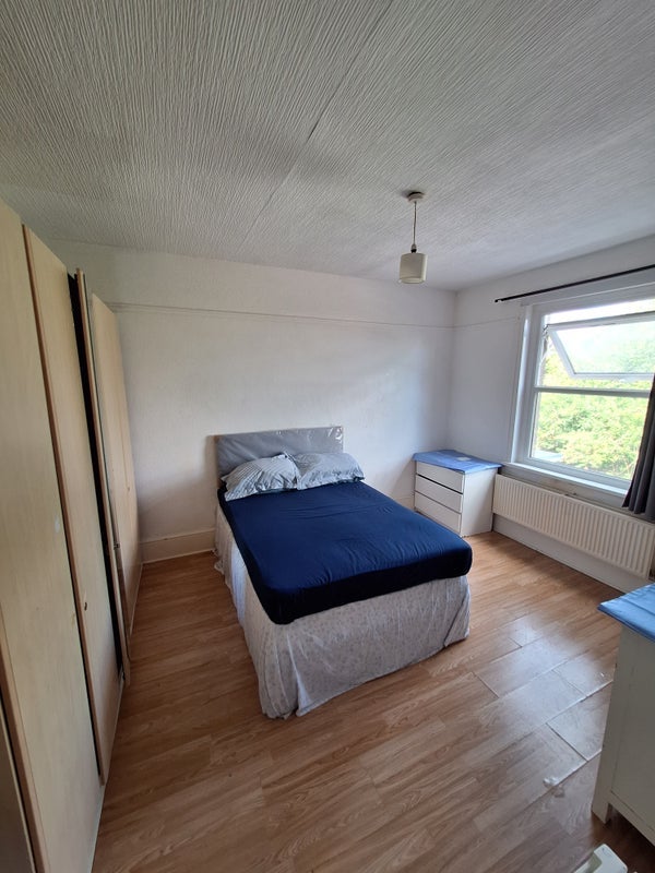 Room Bensham Manor Road in Greater London
