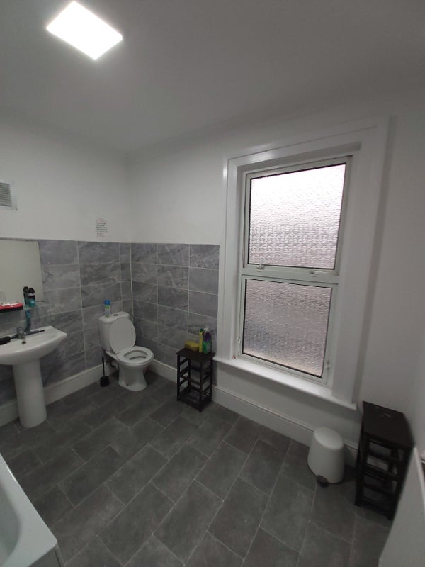 Room Bensham Manor Road in Greater London