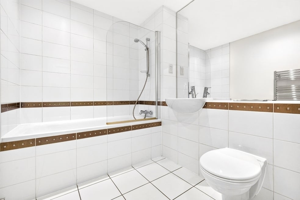 Flat Eden Grove in Greater London