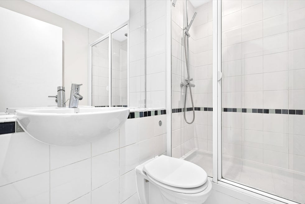 Flat Eden Grove in Greater London