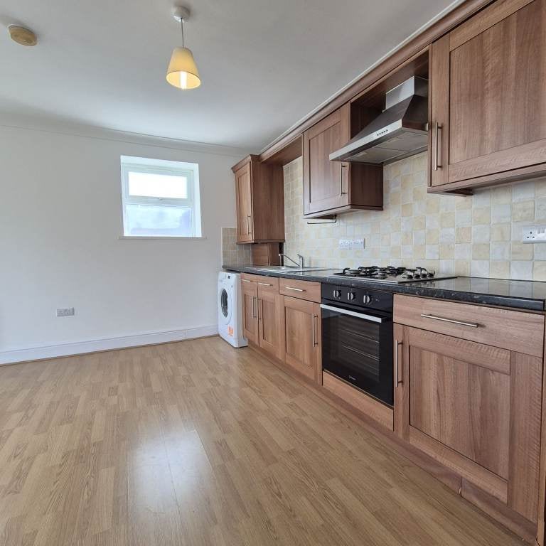 Flat Elmfield Road in Greater London