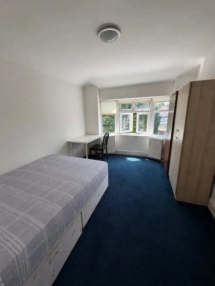 Room Hendale Avenue in Greater London