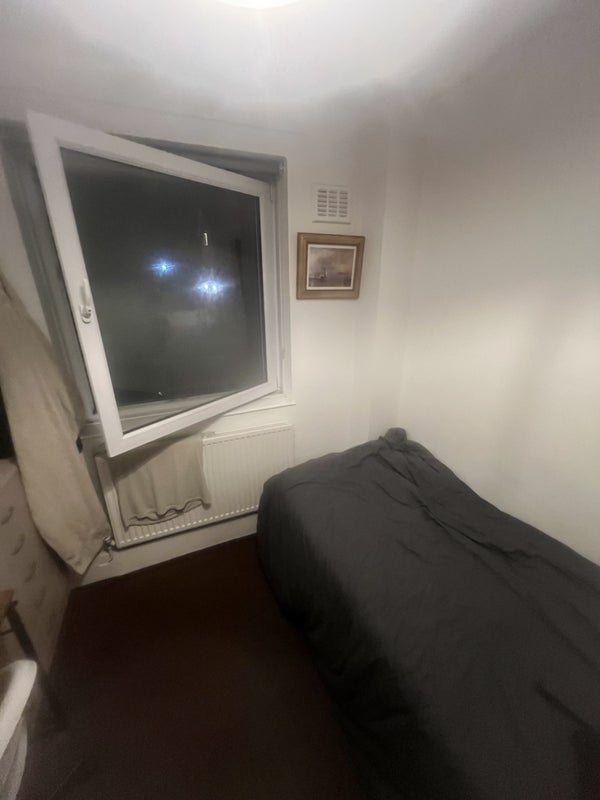 Room Hanley Road in Greater London