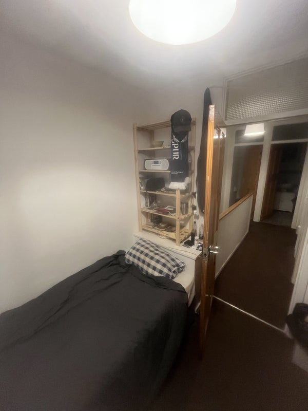 Room Hanley Road in Greater London