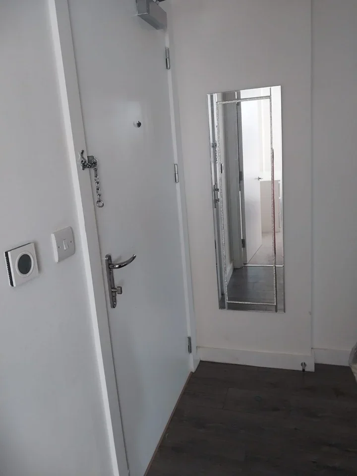 Room Pier Road in Greater London