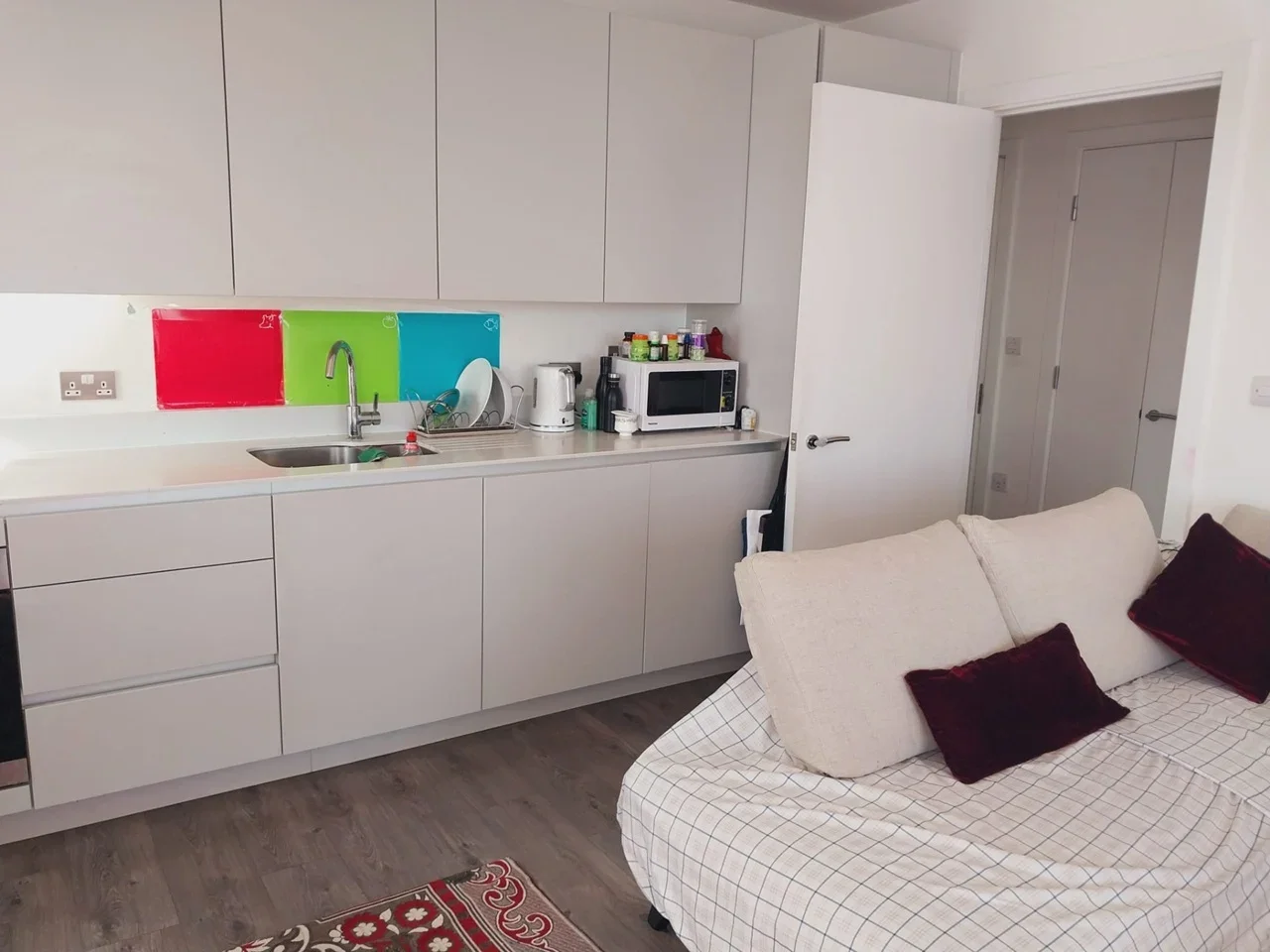 Room Pier Road in Greater London