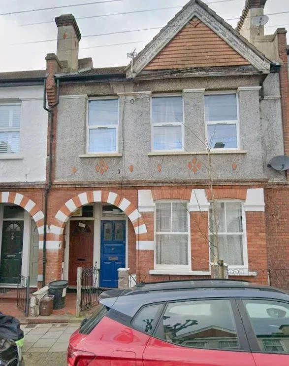 Flat Salterford Road in Greater London