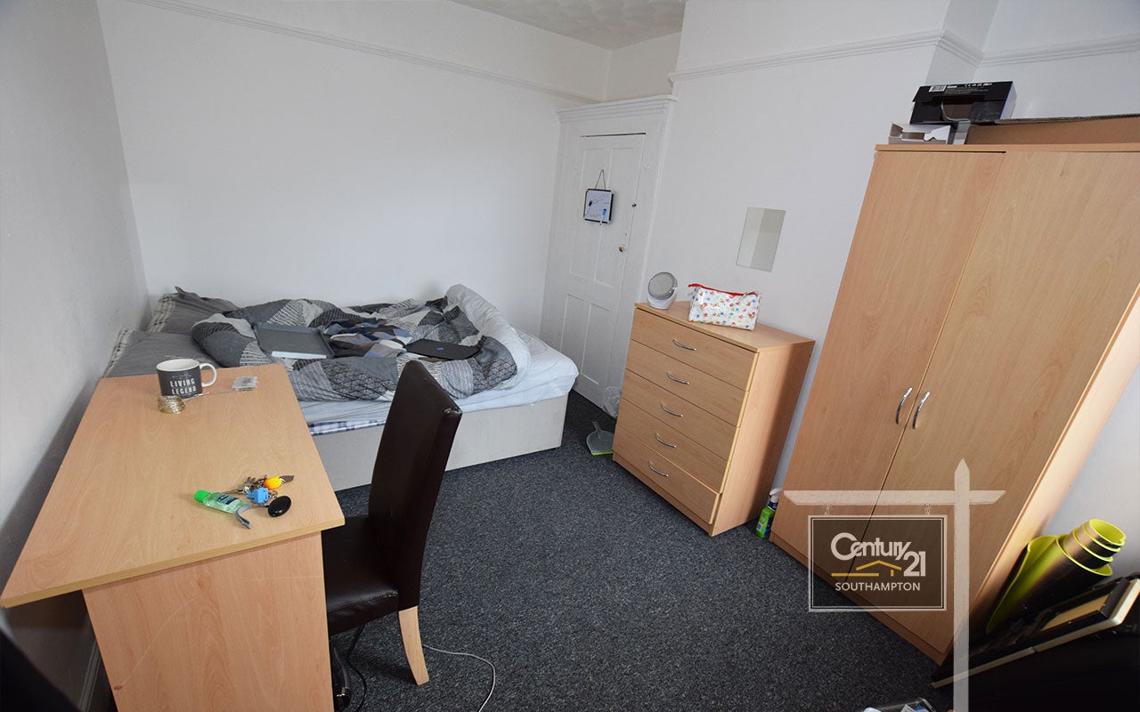 Room Portswood Road in Southampton
