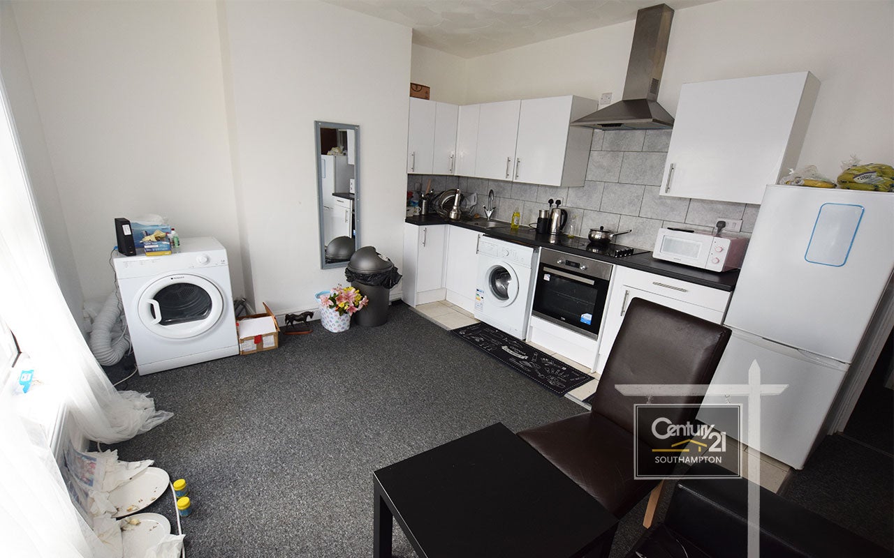 Room Portswood Road in Southampton