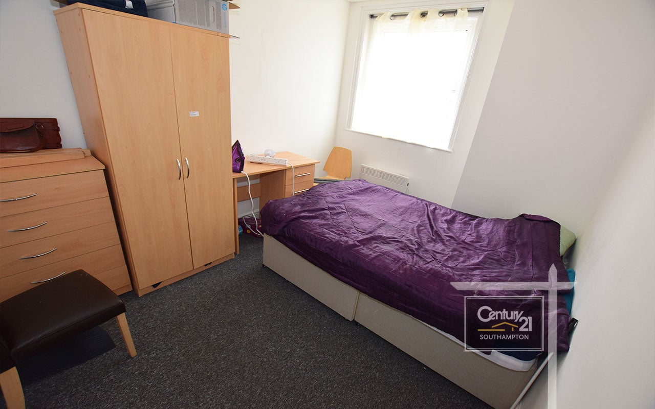 Room Portswood Road in Southampton