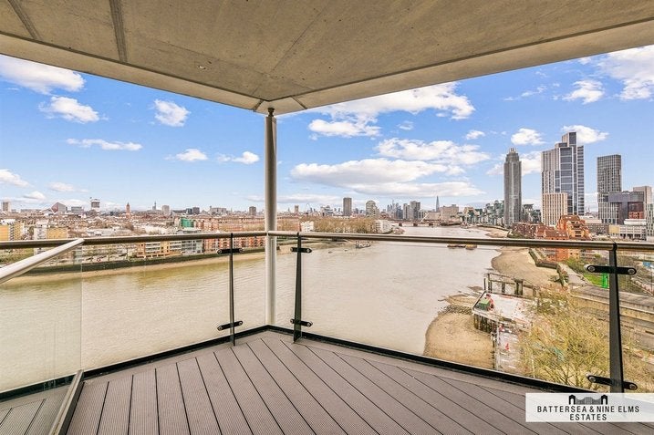 Flat Tideway Walk in Greater London