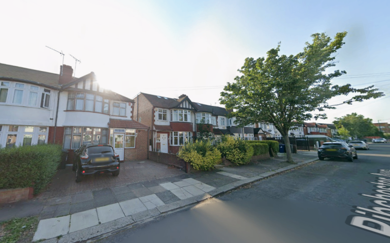 Flat Ribchester Avenue in Greater London