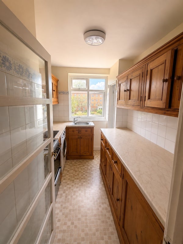 Room Allen Edwards Drive in Greater London