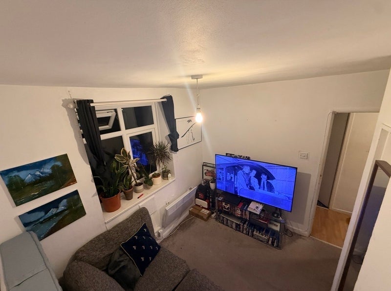 Room Allen Edwards Drive in Greater London