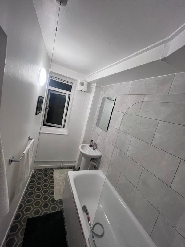Room Allen Edwards Drive in Greater London