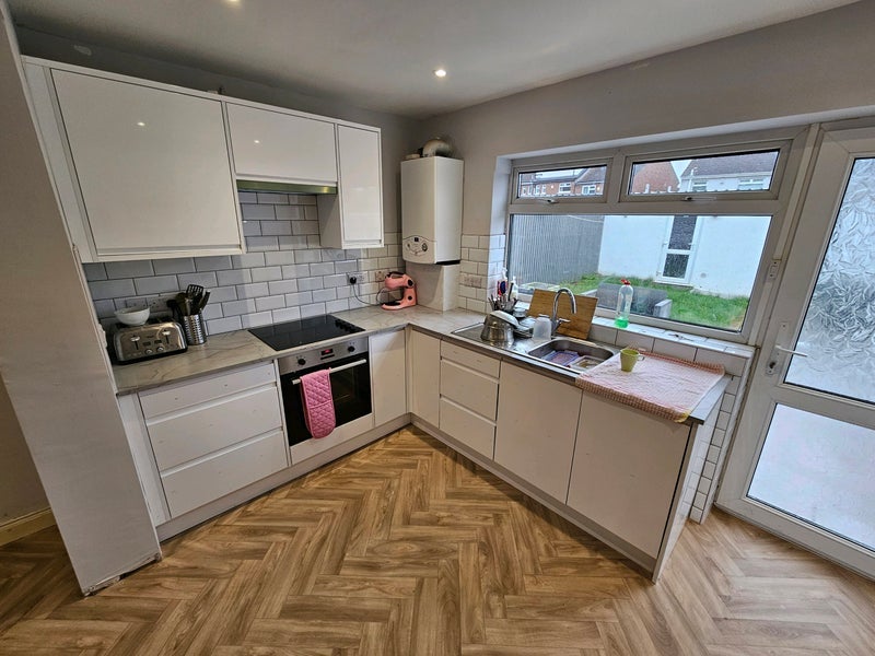 Room St Aubin's Avenue in Bristol