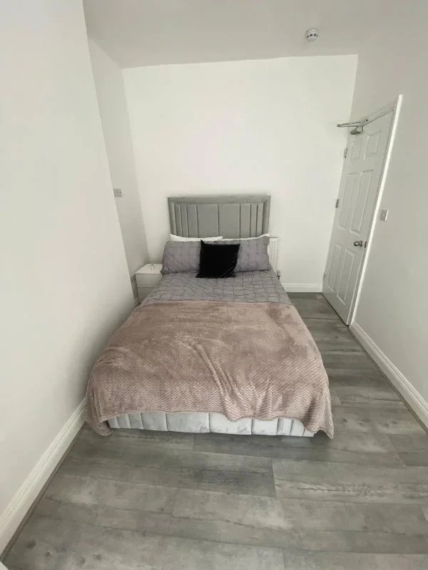 Room Plender Street in Greater London