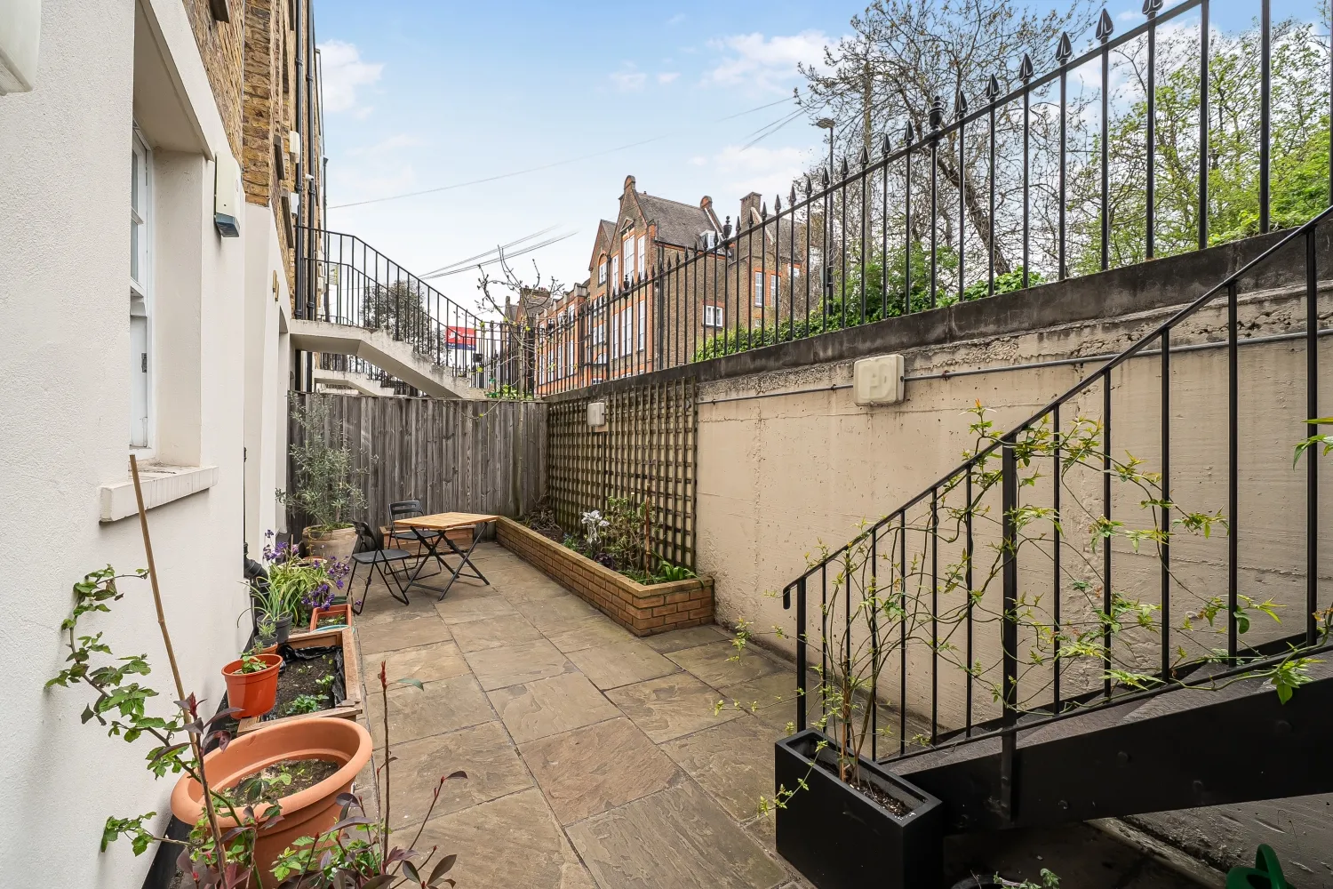 Flat Redmans Road in Greater London