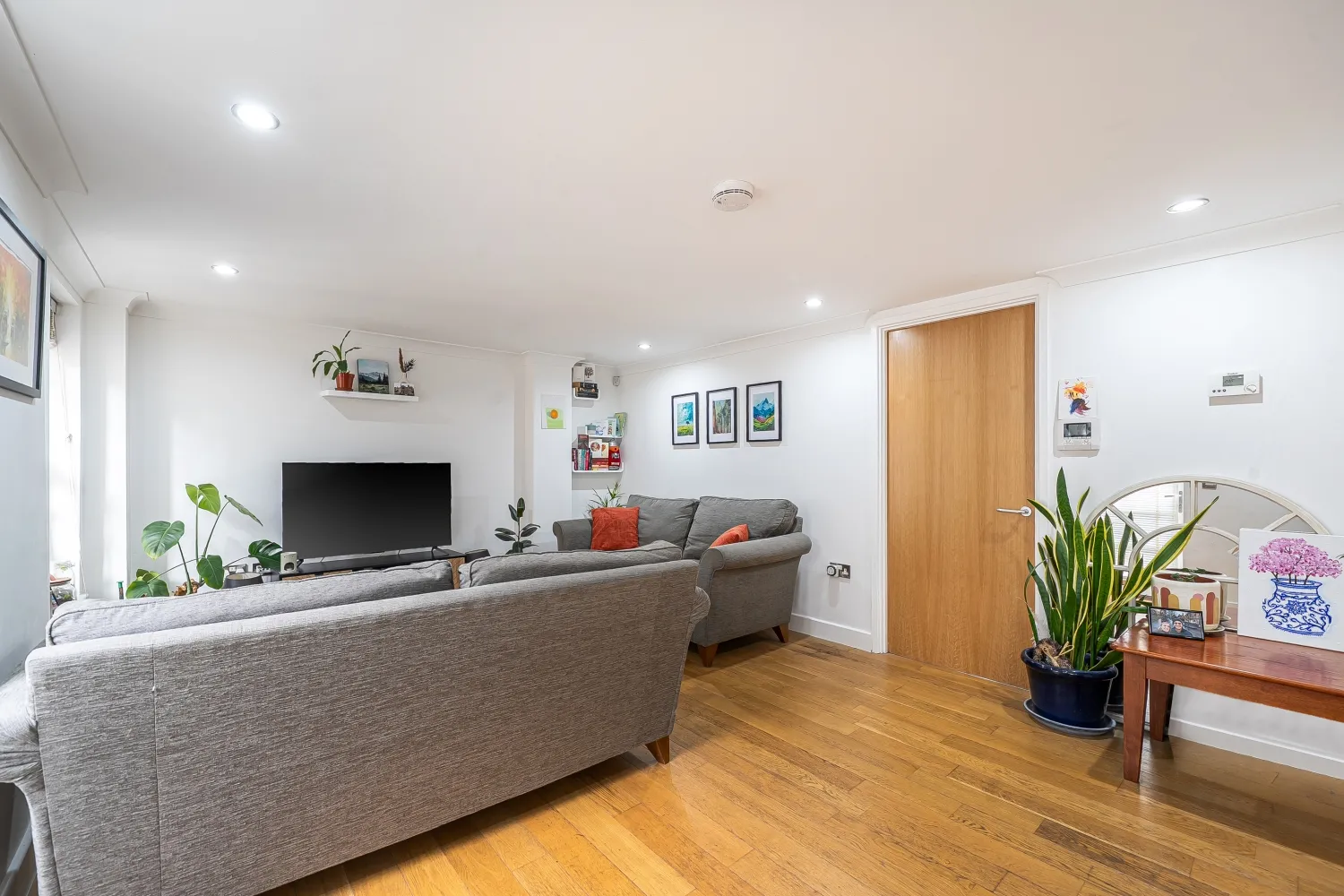 Flat Redmans Road in Greater London