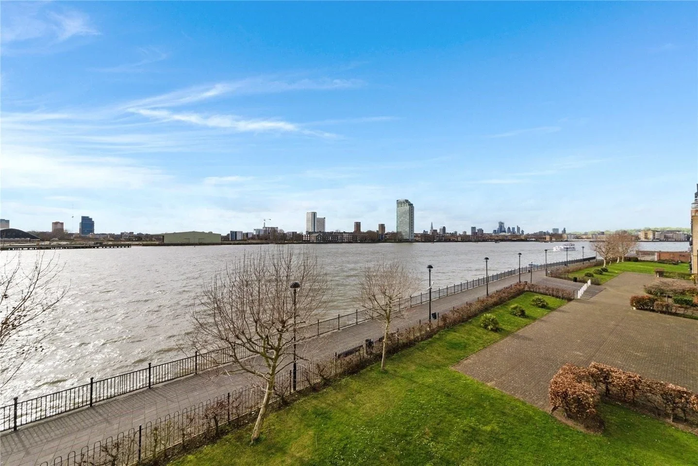 Flat Ferguson Close in Greater London
