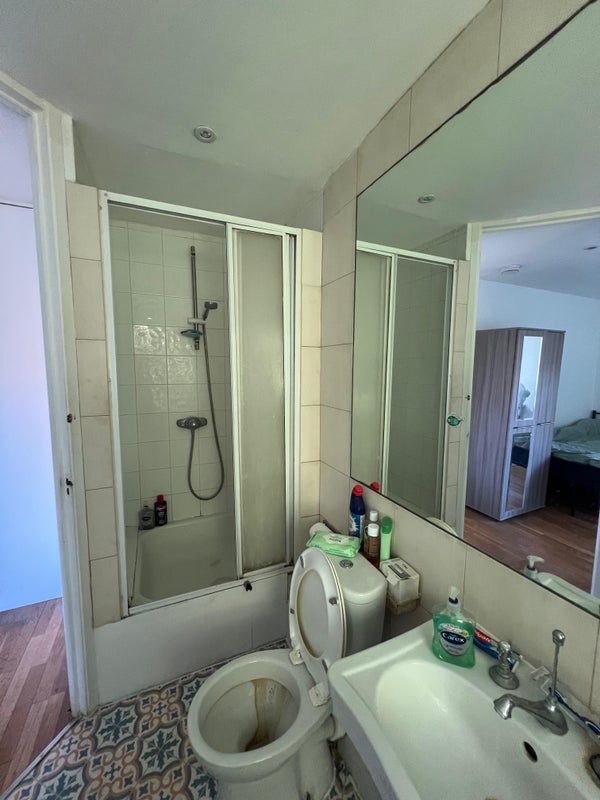 Room Hillcrest Road in Greater London