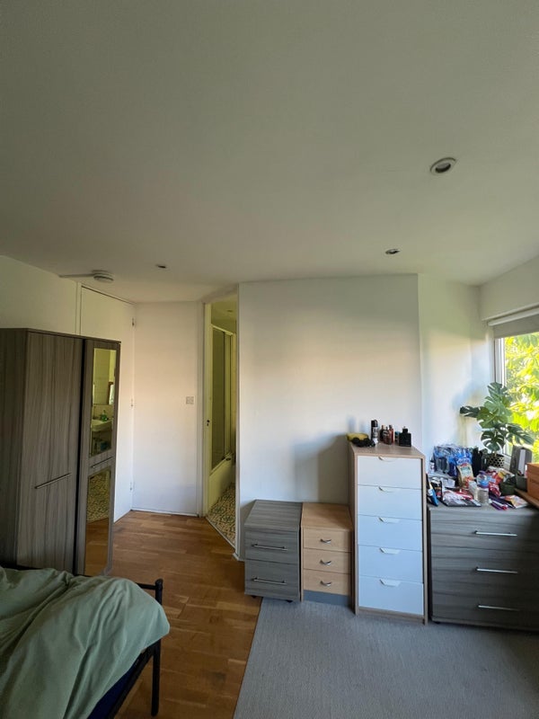 Room Hillcrest Road in Greater London