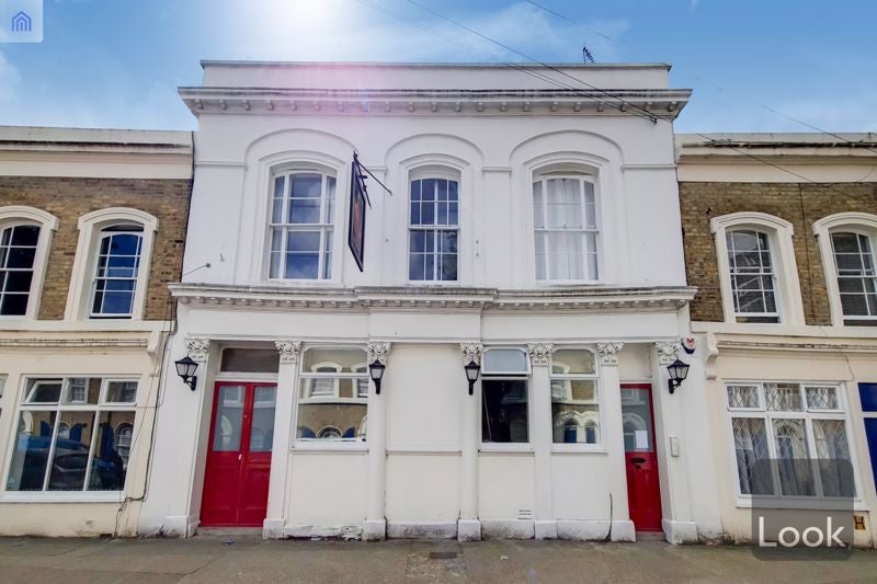 Flat Cyprus Street in Greater London