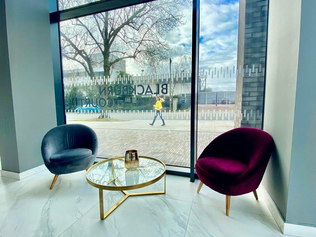 Flat Bollo Lane in Greater London