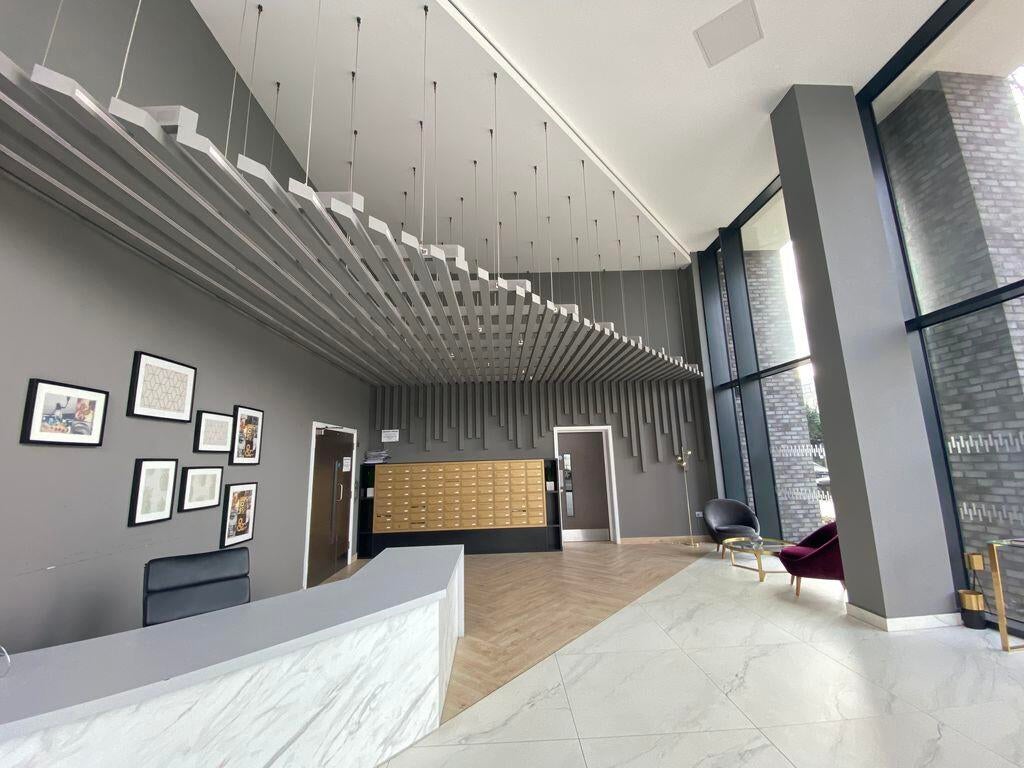 Flat Bollo Lane in Greater London
