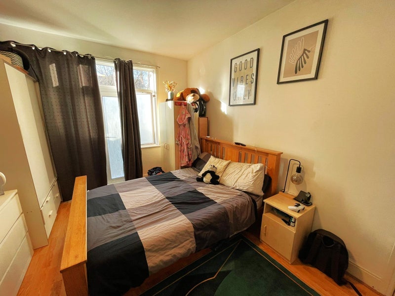 Room Walrond Avenue in Greater London