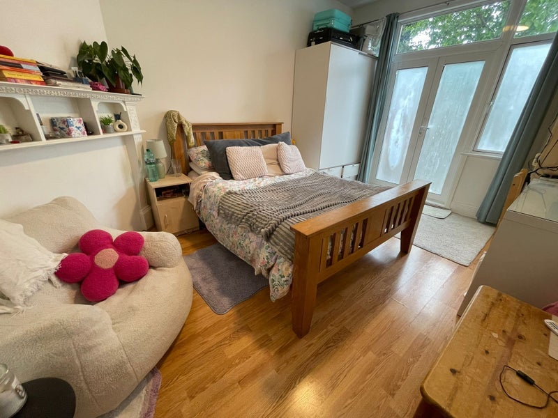 Room Walrond Avenue in Greater London