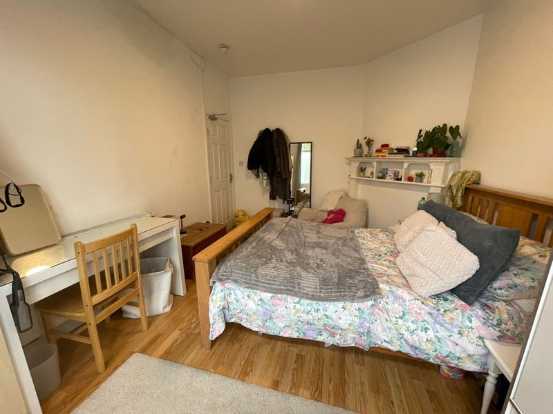 Room Walrond Avenue in Greater London