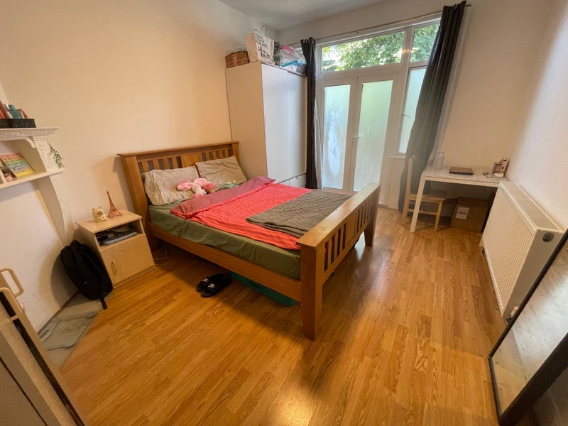 Room Walrond Avenue in Greater London