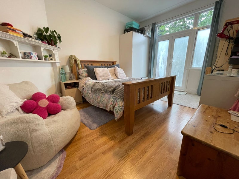 Room Walrond Avenue in Greater London
