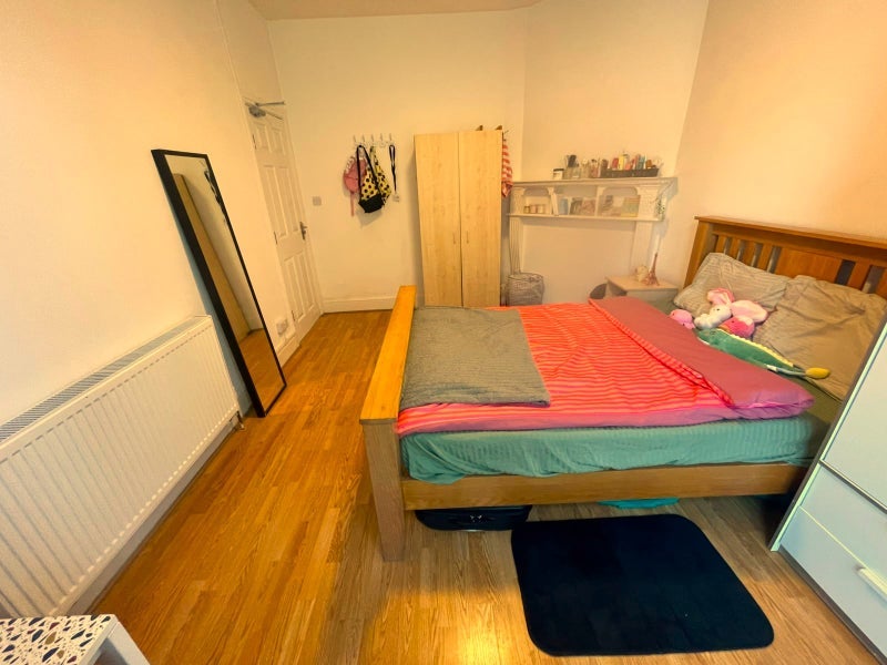 Room Walrond Avenue in Greater London