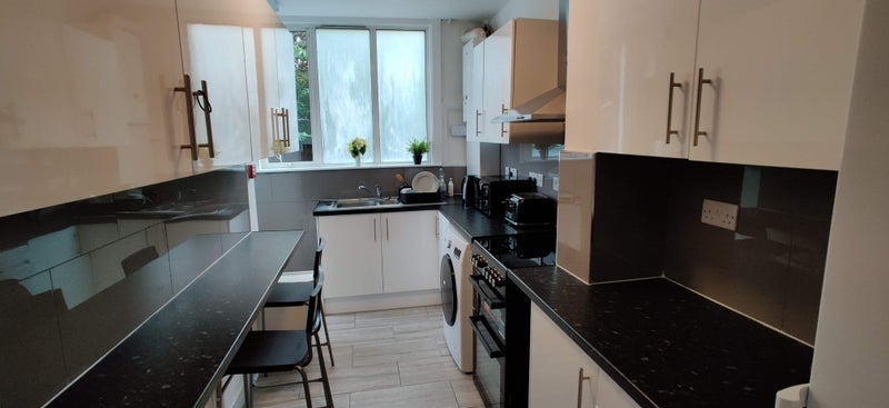 Room Walrond Avenue in Greater London