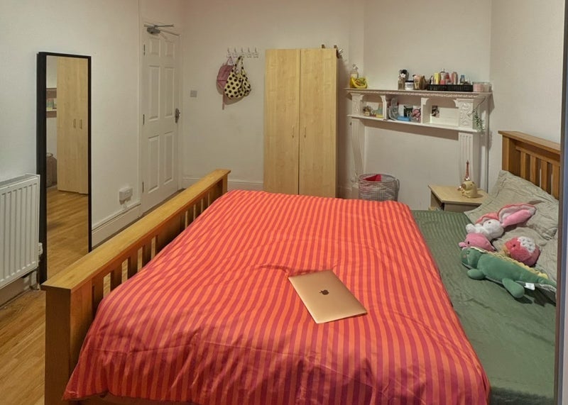 Room Walrond Avenue in Greater London