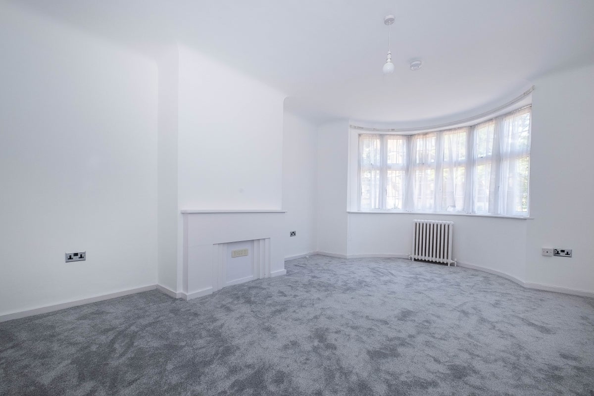 Flat The Downs in Greater London