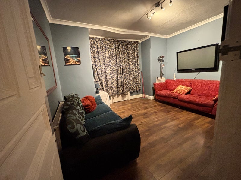 Flat Falcon Mews in Greater London