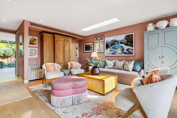 House Lonsdale Road in Greater London