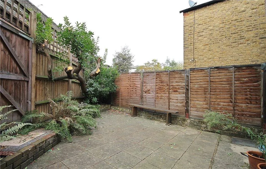 Flat Florian Road in Greater London