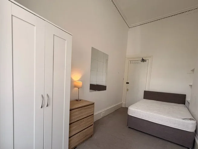 Room Observatory Road in Glasgow