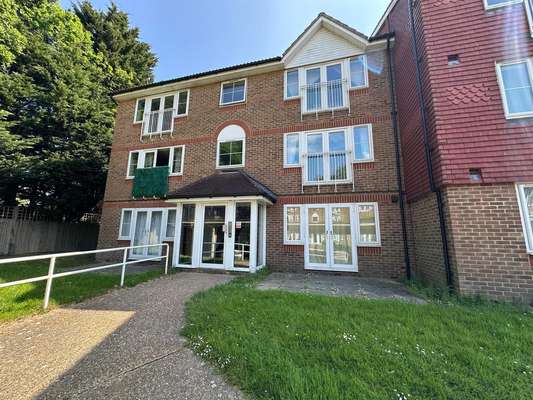 Flat Tuscany Gardens in Crawley